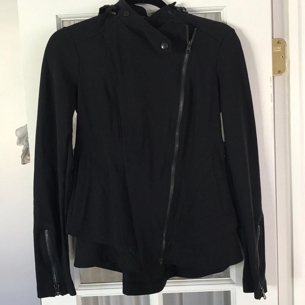 Lululemon coat- PERFECT SIZE 6